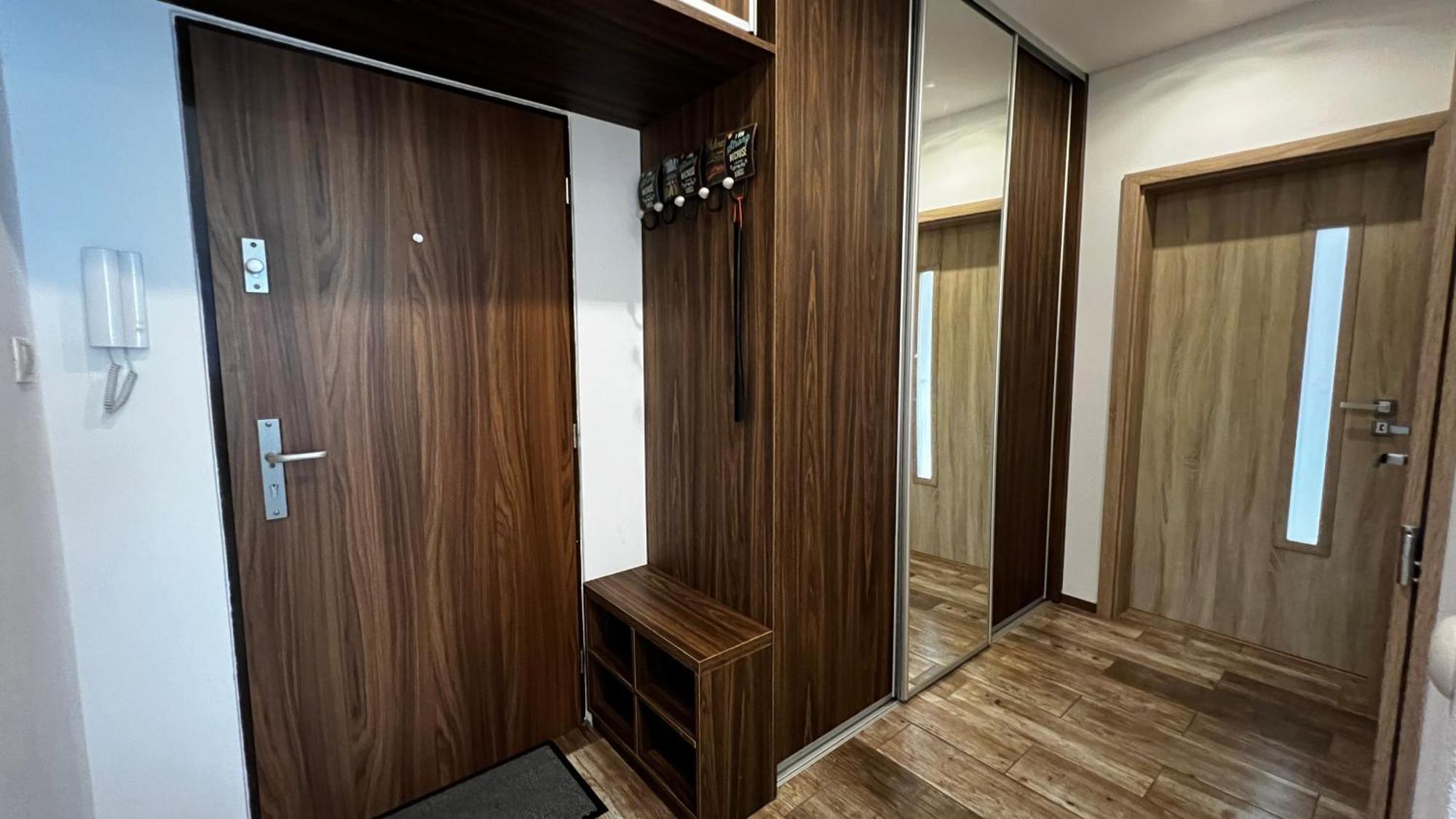 Industrial Apartment I 24Hr Self Check-In I Free Parking & Coffee บันสกาบิสตรีตซา ภายนอก รูปภาพ