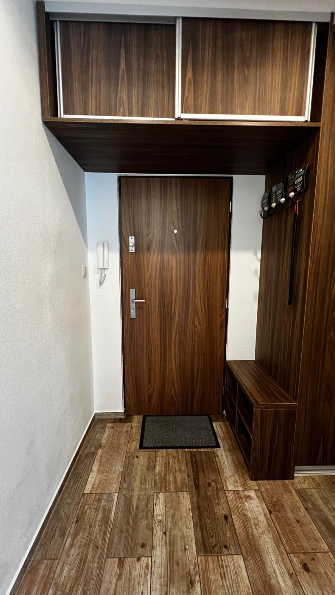Industrial Apartment I 24Hr Self Check-In I Free Parking & Coffee บันสกาบิสตรีตซา ภายนอก รูปภาพ